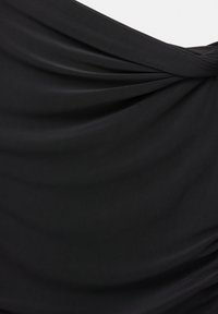 Schwarzer Stoff mit weicher Textur, ausgestattet mit einem drapierten Design und fließenden Falten. Das Material wirkt leicht und nahtlos, mit einem dezenten Glanz.