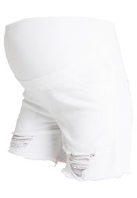 Valkoiset denimraskausshortsit korkealla vyötäröllä, joissa on kulutuspintaa helmassa ja rento istuvuus. Mukana kaksi etutaskua.