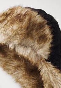 Pier One Kapa - black