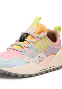 Sneaker multicolori caratterizzati da una miscela di rosa pastello, blu, giallo e verde. Materiali testurizzati, sistema di lacci prominente e accenti a fantasia.