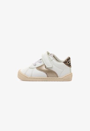 Zapatilla blanca con detalles metálicos dorados, estampado de leopardo texturizado en el talón, cordones delanteros y una tira de Velcro para un ajuste seguro.