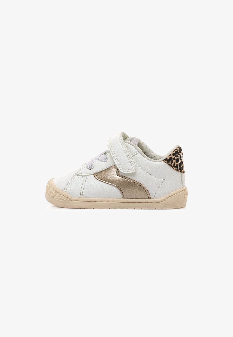 Baskets blanches avec des accents dorés métalliques, imprimé léopard texturé au talon, fermeture à lacets à l'avant, et bride Velcro pour un maintien sécurisé.