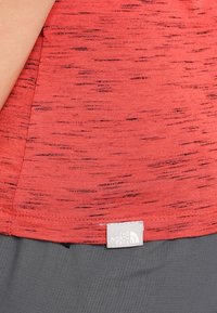 The North Face T-shirt med print - mottled red