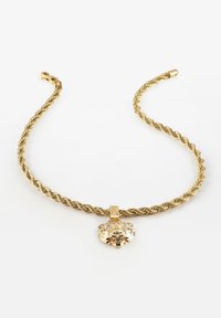 Gouden gedraaide ketting met een hanger in de vorm van een leeuwenhoofd, met twee ingelegde stenen als ogen.