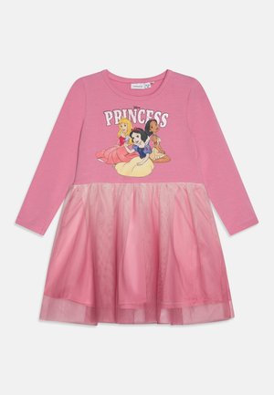 Pink kjole med lange ærmer og tylskørt, med Disney-prinsesserne Aurora, Snehvide og Pocahontas siddende, med teksten "PRINCESS" ovenover.