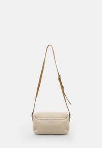 Bolso bandolera beige tejido con correa de cuero marrón ajustable y cierre de solapa, mostrado sobre un fondo neutro.
