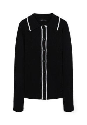 Cardigan nero a coste con colletto bianco e doppie righe bianche lungo la chiusura con bottoni. Presenta maniche lunghe e bottoni neri.