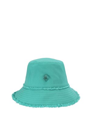 Turkooizen kleurige bucket hat met rafelige randen aan de rand en de middenseam, met een klein centraal ventilatiegaatje aan de voorkant.