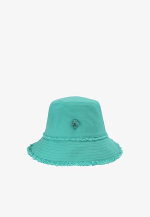 Turkooizen kleurige bucket hat met rafelige randen aan de rand en de middenseam, met een klein centraal ventilatiegaatje aan de voorkant.