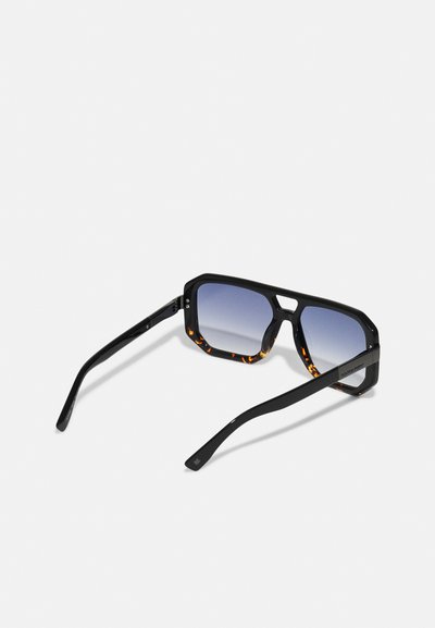 Ochelari de soare negri și cu model broască țestoasă, cu un cadru rectangular, lentile gradient de culoare albastră și brațe drepte. Accente texturate pe cadru.
