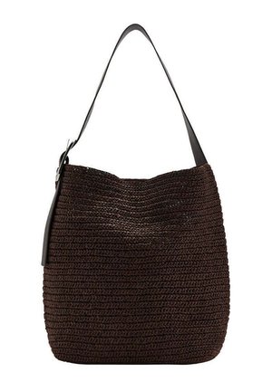 Bolso bandolera tejido de color marrón oscuro con una correa negra ancha y una estructura suave y flexible.
