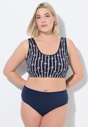 Patroon crop top met een marineblauwe basis, voorzien van verticale strepen in roze en groen, gecombineerd met effen marineblauwe high-waisted shortjes met een strikaccent.