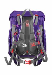 Lila Rucksack mit Sternmustern, gepolstertem grauem Rücken, verstellbaren grauen Gurten, roter Beschlägen und einem oberen Tragegriff.