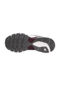 Suela de zapato deportivo con una base de goma gris, que presenta surcos profundos, patrones de tracción y secciones en burdeos y blanco.