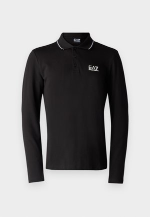 Polo a maniche lunghe nera realizzata in cotone. Presenta un colletto con bottoni, logo EA7 sul petto e cuciture bianche a contrasto.