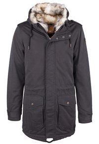 Lång svart parka-jacka med huva klädd i konstpäls, två framfickor, tryckknappar och dragsko i midjan. Har en texturerad, matt yta.