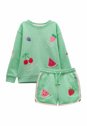 Grünes Sweatshirt- und Shorts-Set mit gestickten Fruchtmotiven, darunter Kirschen, Erdbeeren und Wassermelonenscheiben, sowie verspieltem Text.