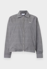 Γκρι μπουφάν με φερμουάρ, διακριτικό μπλε καρό σχέδιο, γιακά, πλευρικές τσέπες και μικρό λευκό λογότυπο "obey" στο στήθος.