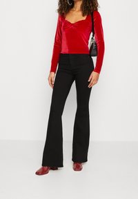 ONLY Vaqueros a campana - black denim