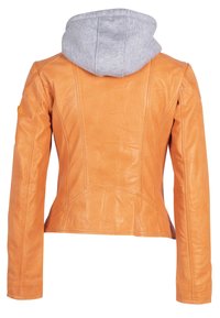 Chaqueta de cuero en naranja con una sudadera gris. Presenta un diseño elegante, costuras visibles y una forma ajustada. Textura suave en las mangas y la capucha.