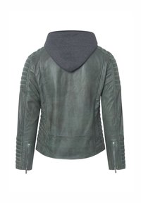 Giacca di pelle verde con cappuccio grigio, caratterizzata da accenti a coste sulle spalle e maniche con zip. Texture liscia, design aderente e stile casual.