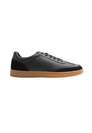 Czarny skórzany sneaker z czarnymi zamszowymi detalami i brązową gumową podeszwą, widok z boku na białym tle.