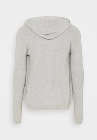 Šedá pletená mikina s měkkou texturou, s dlouhými rukávy a kapucí. Jednoduchá, jednobarevná bez vzorů nebo akcentů.