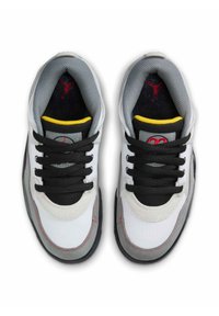 Białe i szare sneakersy o teksturowanej powierzchni, z czarnymi sznurówkami oraz czerwonymi i żółtymi akcentami. Posiadają perforowany wzór i wyściełany język.