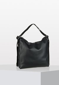 Borsa a tracolla in pelle nera con un design morbido, doppie cinghie per le spalle e una finitura testurizzata. Presenta una tasca laterale con zip.