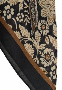 Bufanda negra con patrones florales y de paisley en beige, adornada con detalles marrones a lo largo de los bordes. Tejido texturizado con un acabado suave.