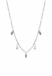 Collier en chaîne en argent avec cinq petits pendentifs : deux accents métalliques rectangulaires et trois perles, dont une rose pâle.