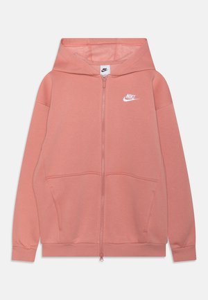 Kaptur w kolorze delikatnego różu, zapinany na zamek, z przednią kieszenią, ściągaczami na rękawach oraz białym logo Nike na lewej piersi.