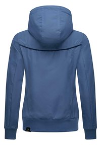 Kapuca jakna iz svetlo modre tkanine, z glatko teksturo, z zadrgo na hrbtni strani, rebrastimi manšetami in oznako logotipa na robu.