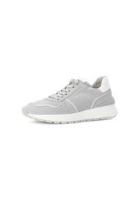 Grijze suède sneakers met witte accenten, textuur op het oppervlak, vetersluiting en rubberen zool, ontworpen voor comfort en veelzijdigheid.