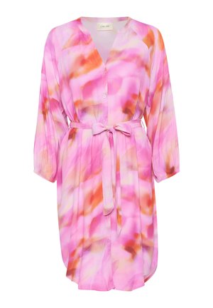 Lettermor, langærmet kjole i pink med orange og hvide abstrakte mønstre, der har bælte, knaplukning og en afslappet pasform.