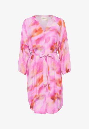 Könnyű, hosszú ujjú rózsaszín ruha narancssárga és fehér absztrakt mintákkal, övvel, gombos zárással és laza fazonnal.