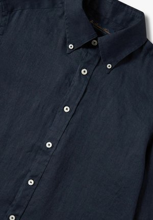 Donker marineblauwe linnen overhemd met een button-down kraag, voorzien van witte knopen en een gestructureerde stof. Eenvoudig ontwerp met minimale versieringen.