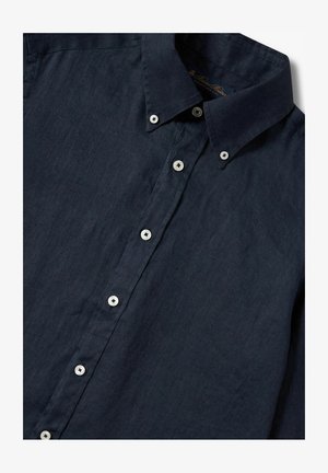 Dunkelmarineblaues Leinenhemd mit einem Button-Down-Kragen, ausgestattet mit weißen Knöpfen und einem strukturierten Stoff. Einfaches Design mit minimalen Verzierungen.