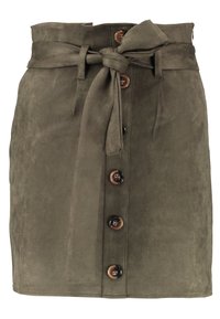 Jupe en daim vert olive avec une taille ceinturée, bouton sur le devant et texture lisse. Présente un détail en tissu noué à la taille.