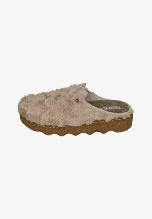 Chausson beige à enfiler avec dessus en tissu texturé bouclé, petit détail logo, semelle intérieure rembourrée et semelle extérieure épaisse marron rainurée.