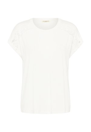 Biela blúzka s krátkym rukávom a okrúhlym výstrihom s jemnými kvetinovými čipkovými detailmi na ramenách, navrhnutá na bežné alebo polofarebné nosenie.