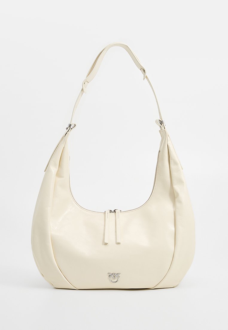 Cremfarbene Ledertasche für die Schulter mit glatter Textur, geschwungener Form, silbernem Zubehör und einem Reißverschluss mit zwei Zieh-tabs.