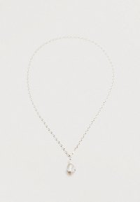 Ασημένιο κολιέ αλυσίδα με μενταγιόν από ασύμμετρο μαργαριτάρι, ομαλή υφή και μινιμαλιστικό σχέδιο χωρίς πρόσθετα στολίδια.