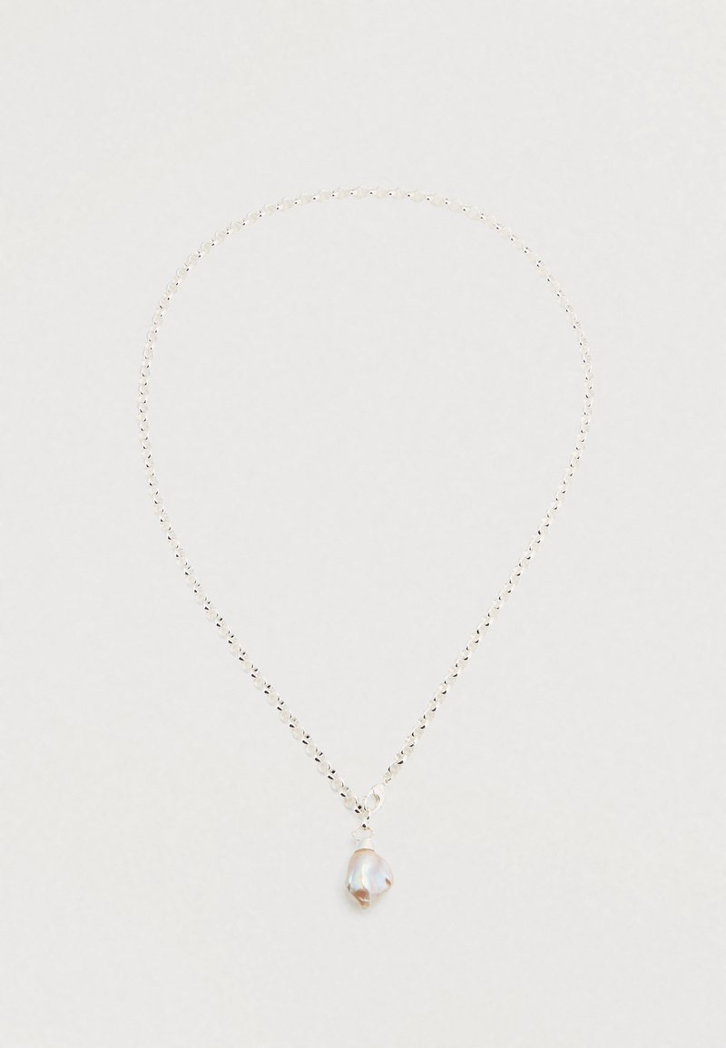 Ασημένιο κολιέ αλυσίδα με μενταγιόν από ασύμμετρο μαργαριτάρι, ομαλή υφή και μινιμαλιστικό σχέδιο χωρίς πρόσθετα στολίδια.