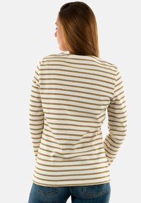 Camicia a maniche lunghe color crema con righe orizzontali dorate, caratterizzata da una vestibilità rilassata e una texture morbida. La vista posteriore mostra un design minimalista.