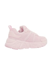 Chaussure de sport rose avec une tige en maille texturée, un talon renforcé et une semelle épaisse arborant une marque. Les lacets et la languette complètent le design.