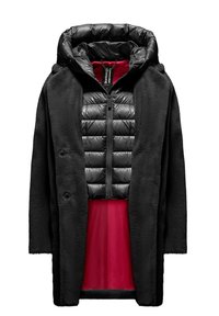 Cappotto nero con un esterno in pelliccia, un interno lucido imbottito con cappuccio e foderato in rosso a contrasto. Presenta due chiusure a bottone.