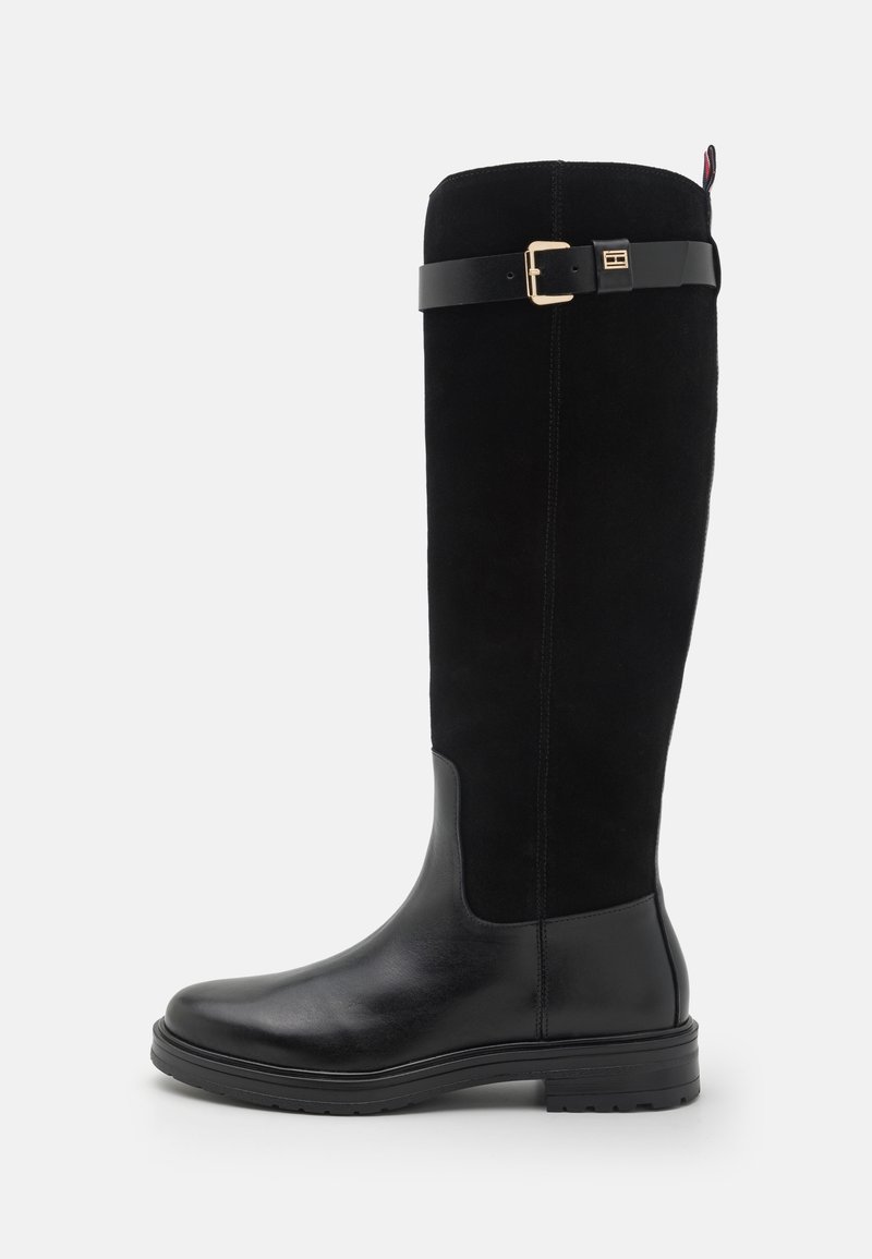 Schwarze kniehohe Stiefel mit einer glatten Lederzehe und -ferse, einem weichen Wildlederschaft und einem schmalen schwarzen Riemen mit einer goldenen Schnalle.