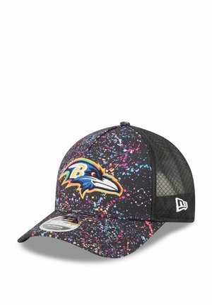 Schwarze Kappe mit einem Baltimore Ravens-Logo in Blau, Gelb und Weiß, ausgestattet mit einem bunten Farbklecks-Muster und einem Netzrücken.