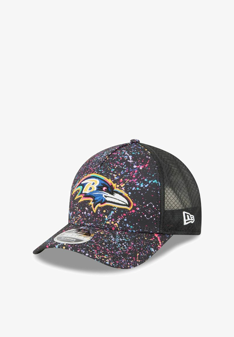 Schwarze Kappe mit einem Baltimore Ravens-Logo in Blau, Gelb und Weiß, ausgestattet mit einem bunten Farbklecks-Muster und einem Netzrücken.